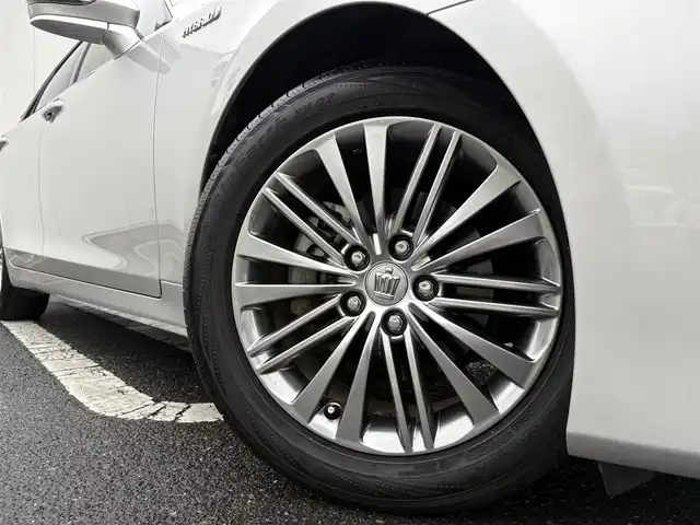 トヨタ クラウン ハイブリッド ロイヤル 三重県 2015(平27)年 5.9万km プレシャスシルバー 純正ナビ（Bluetooth/CD/TV/AM/FM/SD/AUX）/ETC/ドライブレコーダー（360度）/純正フロアマット/電動格納ミラー/コーナーセンサー/HIDヘッドランプ/LEDフロントフォグランプ/17インチクロームメタリックアルミホイール/社外ステアリングホイール/シートヒーター(運転席/助手席)/スマートエントリー/スタートシステム/スペアキー