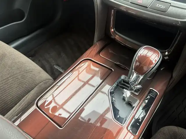 トヨタ クラウン ハイブリッド ロイヤル 三重県 2015(平27)年 5.9万km プレシャスシルバー 純正ナビ（Bluetooth/CD/TV/AM/FM/SD/AUX）/ETC/ドライブレコーダー（360度）/純正フロアマット/電動格納ミラー/コーナーセンサー/HIDヘッドランプ/LEDフロントフォグランプ/17インチクロームメタリックアルミホイール/社外ステアリングホイール/シートヒーター(運転席/助手席)/スマートエントリー/スタートシステム/スペアキー