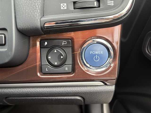 トヨタ クラウン ハイブリッド ロイヤル 三重県 2015(平27)年 5.9万km プレシャスシルバー 純正ナビ（Bluetooth/CD/TV/AM/FM/SD/AUX）/ETC/ドライブレコーダー（360度）/純正フロアマット/電動格納ミラー/コーナーセンサー/HIDヘッドランプ/LEDフロントフォグランプ/17インチクロームメタリックアルミホイール/社外ステアリングホイール/シートヒーター(運転席/助手席)/スマートエントリー/スタートシステム/スペアキー