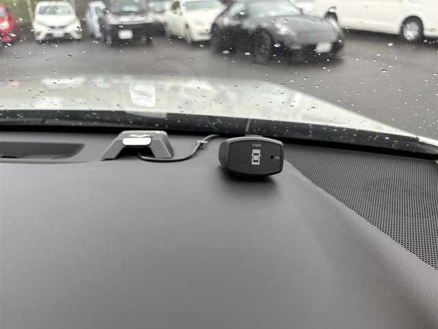 トヨタ クラウン ハイブリッド ロイヤル 三重県 2015(平27)年 5.9万km プレシャスシルバー 純正ナビ（Bluetooth/CD/TV/AM/FM/SD/AUX）/ETC/ドライブレコーダー（360度）/純正フロアマット/電動格納ミラー/コーナーセンサー/HIDヘッドランプ/LEDフロントフォグランプ/17インチクロームメタリックアルミホイール/社外ステアリングホイール/シートヒーター(運転席/助手席)/スマートエントリー/スタートシステム/スペアキー