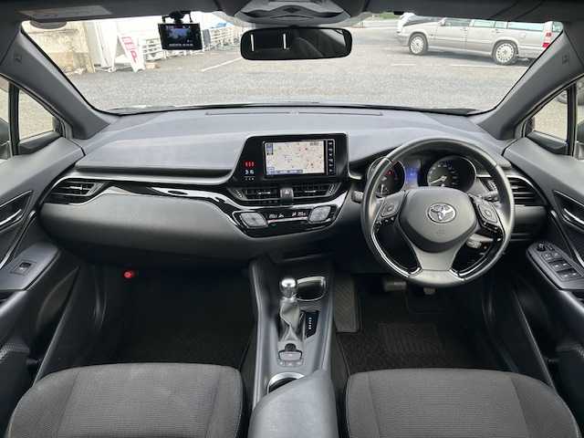 トヨタ Ｃ－ＨＲ S LEDパッケージ 東京都 2018(平30)年 6.8万km ブラックマイカ 純正SDナビ（AM・FM・フルセグ・BT）/トヨタセーフティセンスP/・プリクラッシュセーフティシステム/・レーンディパーチャーアラート/・オートマチックハイビーム/・レーダークルーズコントロール/ドライブレコーダー/LEDヘッドランプ/LEDリアコンビネーションランプ/17インチ純正ホイール/スマートエントリー/スタートシステム/ビルトインETC/バニティミラー/取扱説明書/スペアキー有り（1本）