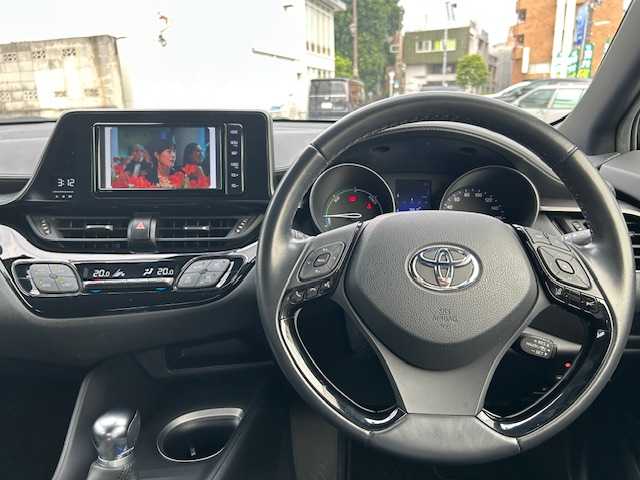トヨタ Ｃ－ＨＲ S LEDパッケージ 東京都 2018(平30)年 6.8万km ブラックマイカ 純正SDナビ（AM・FM・フルセグ・BT）/トヨタセーフティセンスP/・プリクラッシュセーフティシステム/・レーンディパーチャーアラート/・オートマチックハイビーム/・レーダークルーズコントロール/ドライブレコーダー/LEDヘッドランプ/LEDリアコンビネーションランプ/17インチ純正ホイール/スマートエントリー/スタートシステム/ビルトインETC/バニティミラー/取扱説明書/スペアキー有り（1本）