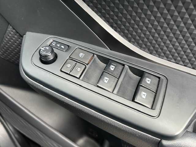 トヨタ Ｃ－ＨＲ S LEDパッケージ 東京都 2018(平30)年 6.8万km ブラックマイカ 純正SDナビ（AM・FM・フルセグ・BT）/トヨタセーフティセンスP/・プリクラッシュセーフティシステム/・レーンディパーチャーアラート/・オートマチックハイビーム/・レーダークルーズコントロール/ドライブレコーダー/LEDヘッドランプ/LEDリアコンビネーションランプ/17インチ純正ホイール/スマートエントリー/スタートシステム/ビルトインETC/バニティミラー/取扱説明書/スペアキー有り（1本）