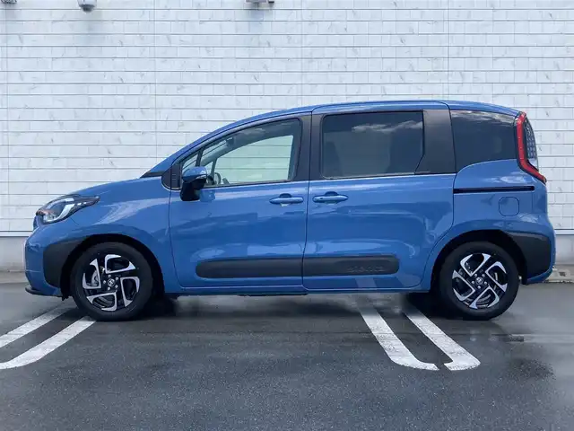 トヨタ シエンタ Z 静岡県 2023(令5)年 1.3万km グレイッシュブルー Toyota Safety Sense/純正8インチナビ/　AM FM Bluetooth USB AppleCarPlay AndroidAuto/LEDオートヘッドランプ/レーダークルーズコントロール/シートヒーター(前席)/ステアリングヒーター/両側パワースライドドア/純正15インチアルミホイール/ホワイトレザー調シートカバー(1.2列目)/リアサンシェード/スマートキー2本/MTモード付AT/ビルトインETC2.0/バックモニター
