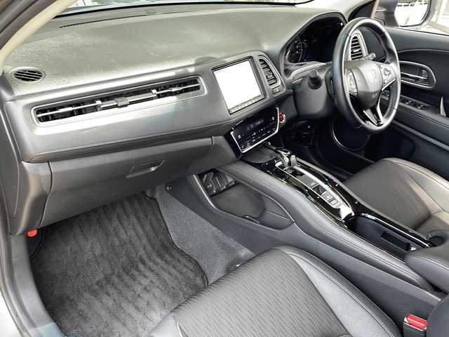 ホンダ ヴェゼル ハイブリッド Z ホンダセンシング 静岡県 2020(令2)年 2.6万km スーパープラチナグレーメタリック 安全装備/・ホンダセンシング/・バックカメラ/・レーンキープ/純正ナビ/・フルセグTV/・FM/AM/CD/DVD/USB/Bluetooth/ipod/主要装備/・レーダークルーズコントロール　　/・シートヒーター　/・パドルシフト　　　　　/・純正ドライブレコーダー　/・ブレーキホールド　/・オートライト　/・ＬＥＤヘッドライト/・スマートキー/・全席オートパワーウィンドウ/・プッシュスタート