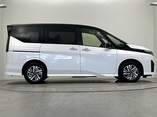 日産 セレナ e－パワー ハイウェイスター V 大阪府 2025(令7)年 0.1千km パールⅡ 登録済未使用車/純正12.1インチナビ/【フルセグTV/Bluetooth/FM/AM】/純正11インチフリップダウンモニター/アラウンドビューモニター/エマージェンシーブレーキ/ブラインドスポットモニター/ハイビームアシスト/プロパイロット/追従クルーズコントロール/前後コーナーセンサー/両側パワースライドドア/ハンズフリーパワースライドドア/ワイヤレス充電/デジタルインナーミラー/純正ビルトインETC/後席サンシェード/後席用タイプC充電ポート/保証書/取扱説明書/点検記録簿