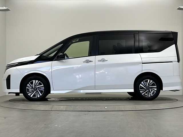 日産 セレナ e－パワー ハイウェイスター V 大阪府 2025(令7)年 0.1千km パールⅡ 登録済未使用車/純正12.1インチナビ/【フルセグTV/Bluetooth/FM/AM】/純正11インチフリップダウンモニター/アラウンドビューモニター/エマージェンシーブレーキ/ブラインドスポットモニター/ハイビームアシスト/プロパイロット/追従クルーズコントロール/前後コーナーセンサー/両側パワースライドドア/ハンズフリーパワースライドドア/ワイヤレス充電/デジタルインナーミラー/純正ビルトインETC/後席サンシェード/後席用タイプC充電ポート/保証書/取扱説明書/点検記録簿