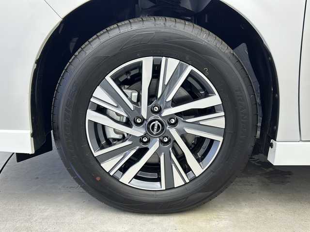 日産 セレナ e－パワー ハイウェイスター V 大阪府 2025(令7)年 0.1千km パールⅡ 登録済未使用車/純正12.1インチナビ/【フルセグTV/Bluetooth/FM/AM】/純正11インチフリップダウンモニター/アラウンドビューモニター/エマージェンシーブレーキ/ブラインドスポットモニター/ハイビームアシスト/プロパイロット/追従クルーズコントロール/前後コーナーセンサー/両側パワースライドドア/ハンズフリーパワースライドドア/ワイヤレス充電/デジタルインナーミラー/純正ビルトインETC/後席サンシェード/後席用タイプC充電ポート/保証書/取扱説明書/点検記録簿