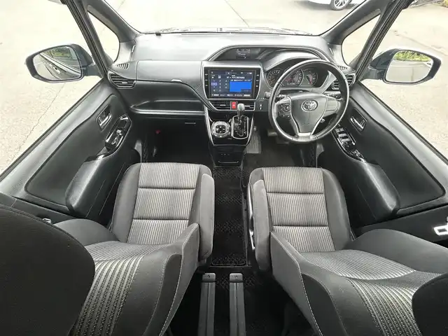 トヨタ ヴォクシー ZS 煌Ⅱ 岡山県 2019(令1)年 9.2万km ブラック 登録時走行距離91799km/ワンオーナー/純正10インチナビ/フルセグTV(AM.FM.CD.DVD.TV.BT)/純正12.1インチフリップダウンモニター/両側パワースライドドア/バックカメラ/ETC2.0/ドライブレコーダー/クリアランスソナー/衝突軽減ブレーキ/横滑り防止装置/クルーズコントロール/レーンキープアシスト/オートライト/オートマチックハイビーム/アイドリングストップ/16インチ純正AW/社外フロアマット