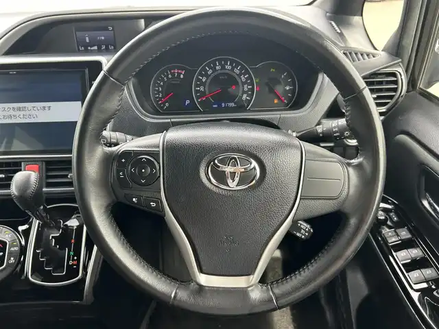 トヨタ ヴォクシー ZS 煌Ⅱ 岡山県 2019(令1)年 9.2万km ブラック 登録時走行距離91799km/ワンオーナー/純正10インチナビ/フルセグTV(AM.FM.CD.DVD.TV.BT)/純正12.1インチフリップダウンモニター/両側パワースライドドア/バックカメラ/ETC2.0/ドライブレコーダー/クリアランスソナー/衝突軽減ブレーキ/横滑り防止装置/クルーズコントロール/レーンキープアシスト/オートライト/オートマチックハイビーム/アイドリングストップ/16インチ純正AW/社外フロアマット