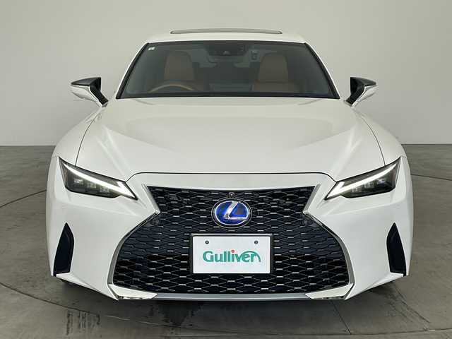 レクサス ＩＳ 300h 兵庫県 2021(令3)年 6.2万km ソニッククォーツ ・ワンオーナー車/・純正10.3インチナビ/(フルセグTV/BT/Blu-ray Disc/DVD/AUX/ミュージックサーバー)/・サンルーフ/・パノラマビューモニター/・LEXUSsafety/・PCS(プリクラッシュセーフティ)/・LTA（レーントレーシングアシスト）/・AHB（オートマチックハイビーム） /・先行車発進告知/・踏み間違い防止システム/・BSM(ブラインドスポットモニター)/・RSA(ロードサインアシスト)/・PKSA（パーキングサポートアラート/・前後コーナーセンサー/・革シート(茶)/・前席シートヒーター/・パドルシフト/・純正フロアマット/・3眼LEDライト/・ビルトインETC２．０/・純正前方ドライブレコーダー/・純正アルミホイール(18インチ)/・スマートキー/・プッシュスタート/・スペアキー/・ステアリングリモコン