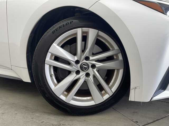 レクサス ＩＳ 300h 兵庫県 2021(令3)年 6.2万km ソニッククォーツ ・ワンオーナー車/・純正10.3インチナビ/(フルセグTV/BT/Blu-ray Disc/DVD/AUX/ミュージックサーバー)/・サンルーフ/・パノラマビューモニター/・LEXUSsafety/・PCS(プリクラッシュセーフティ)/・LTA（レーントレーシングアシスト）/・AHB（オートマチックハイビーム） /・先行車発進告知/・踏み間違い防止システム/・BSM(ブラインドスポットモニター)/・RSA(ロードサインアシスト)/・PKSA（パーキングサポートアラート/・前後コーナーセンサー/・革シート(茶)/・前席シートヒーター/・パドルシフト/・純正フロアマット/・3眼LEDライト/・ビルトインETC２．０/・純正前方ドライブレコーダー/・純正アルミホイール(18インチ)/・スマートキー/・プッシュスタート/・スペアキー/・ステアリングリモコン