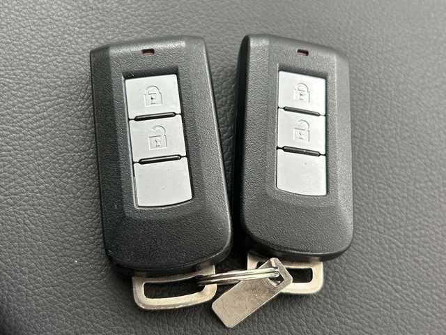 三菱 アウトランダー ＰＨＥＶ G セーフティパッケージ 道央・札幌 2017(平29)年 10.9万km チタニウムグレーメタリック ・4WD/プラグインハイブリッド/・純正ナビ  フルセグ/BT/AM/FM/DVD/・全周囲カメラ/・レーダークルーズコントロール/・ブラインドスポットモニター/・ステアリングヒーター/・シートヒーター/パワーシート/・オートライト/オートハイビーム/・クリアランスソナー/・衝突軽減ブレーキ/・前後コーナーセンサー/・電動格納ミラー/ウィンカーミラー/・LEDヘッドライト/・ETC/・AC1500W/・ドアバイザー/純正フロアマット