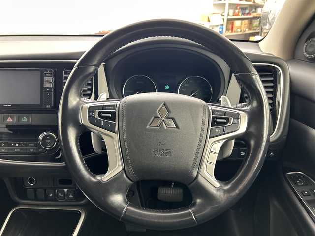 三菱 アウトランダー ＰＨＥＶ G セーフティパッケージ 道央・札幌 2017(平29)年 10.9万km チタニウムグレーメタリック ・4WD/プラグインハイブリッド/・純正ナビ  フルセグ/BT/AM/FM/DVD/・全周囲カメラ/・レーダークルーズコントロール/・ブラインドスポットモニター/・ステアリングヒーター/・シートヒーター/パワーシート/・オートライト/オートハイビーム/・クリアランスソナー/・衝突軽減ブレーキ/・前後コーナーセンサー/・電動格納ミラー/ウィンカーミラー/・LEDヘッドライト/・ETC/・AC1500W/・ドアバイザー/純正フロアマット