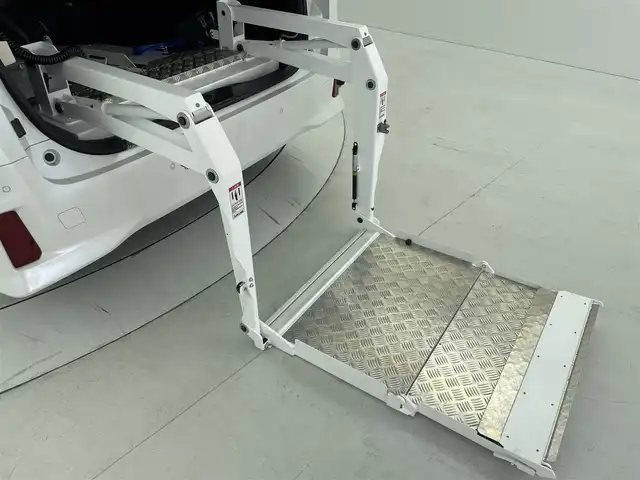 トヨタ アルファード S Cパッケージ 大阪府 2019(令1)年 4.9万km ホワイトパールクリスタルシャイン 福祉車両/チェアキャブ/純正ＳＤナビ/ＣＤ／ＤＶＤ／ＢＴ／フルセグ/パワーバックドア/バックカメラ/ビルトインＥＴＣ/レーダークルーズコントロール/レーンキープアシスト/パワーシート/シートヒーター