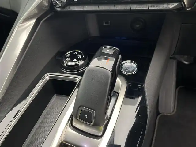 プジョー ３００８ GT ブルー HDi 福岡県 2019(令1)年 4.6万km 黒 ・サンルーフ/・アクティブクルーズコントロール/・純正ナビ／ＢＴ／ＵＳＢ／ｃａｒｐｌａｙ/・バックカメラ/・ハーフレザーシート／シートヒーター/・フルセグ/・ＥＴＣ/・純正18AW/・LEDライト/・BLIS/・RSRダウンサス/・ステアリンググリップ付き