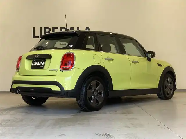 ＭＩＮＩ ＢＭＷ ミニ クーパー D クラシックトリム 熊本県 2022(令4)年 3.2万km 黄Ⅱ ・スマートキー/・プッシュスタート/・ハーフレザーシート/・インテリジェントセーフティ/・PDC自動起動/・パーキングアシスト/・クルーズコントロール/・ハーフレザーシート/・純正ディスプレイオーディオ/　【Bluetooth・USB・AppleCarPlay】/・バックカメラ/・ETC/・LEDヘッドランプ/・UKテールランプ/・保証書/取説