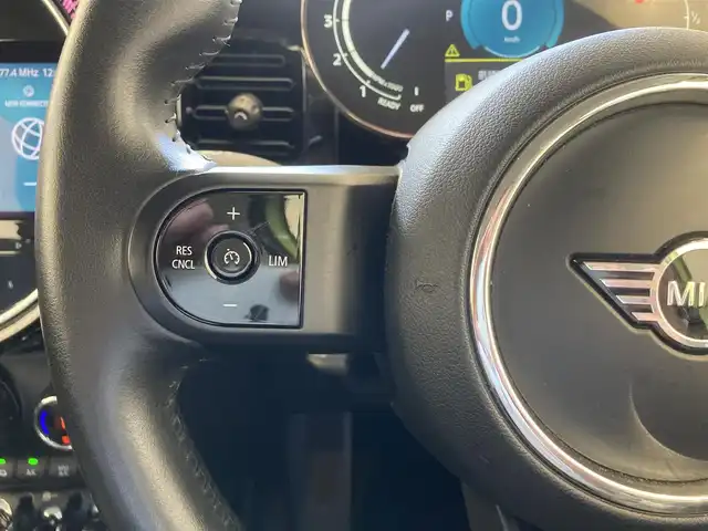 ＭＩＮＩ ＢＭＷ ミニ クーパー D クラシックトリム 熊本県 2022(令4)年 3.2万km 黄Ⅱ ・スマートキー/・プッシュスタート/・ハーフレザーシート/・インテリジェントセーフティ/・PDC自動起動/・パーキングアシスト/・クルーズコントロール/・ハーフレザーシート/・純正ディスプレイオーディオ/　【Bluetooth・USB・AppleCarPlay】/・バックカメラ/・ETC/・LEDヘッドランプ/・UKテールランプ/・保証書/取説