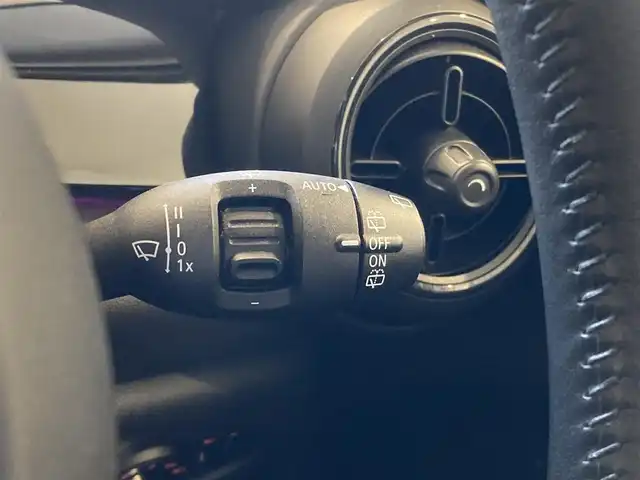 ＭＩＮＩ ＢＭＷ ミニ クーパー D クラシックトリム 熊本県 2022(令4)年 3.2万km 黄Ⅱ ・スマートキー/・プッシュスタート/・ハーフレザーシート/・インテリジェントセーフティ/・PDC自動起動/・パーキングアシスト/・クルーズコントロール/・ハーフレザーシート/・純正ディスプレイオーディオ/　【Bluetooth・USB・AppleCarPlay】/・バックカメラ/・ETC/・LEDヘッドランプ/・UKテールランプ/・保証書/取説