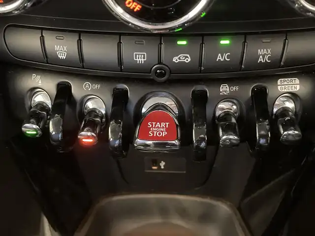 ＭＩＮＩ ＢＭＷ ミニ クーパー D クラシックトリム 熊本県 2022(令4)年 3.2万km 黄Ⅱ ・スマートキー/・プッシュスタート/・ハーフレザーシート/・インテリジェントセーフティ/・PDC自動起動/・パーキングアシスト/・クルーズコントロール/・ハーフレザーシート/・純正ディスプレイオーディオ/　【Bluetooth・USB・AppleCarPlay】/・バックカメラ/・ETC/・LEDヘッドランプ/・UKテールランプ/・保証書/取説