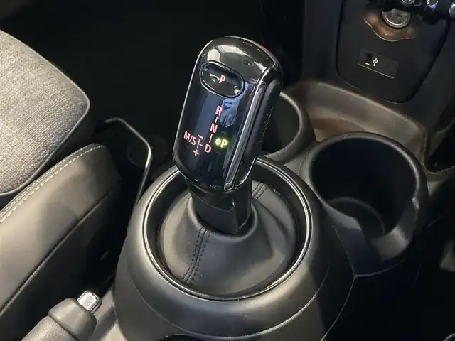 ＭＩＮＩ ＢＭＷ ミニ クーパー D クラシックトリム 熊本県 2022(令4)年 3.2万km 黄Ⅱ ・スマートキー/・プッシュスタート/・ハーフレザーシート/・インテリジェントセーフティ/・PDC自動起動/・パーキングアシスト/・クルーズコントロール/・ハーフレザーシート/・純正ディスプレイオーディオ/　【Bluetooth・USB・AppleCarPlay】/・バックカメラ/・ETC/・LEDヘッドランプ/・UKテールランプ/・保証書/取説