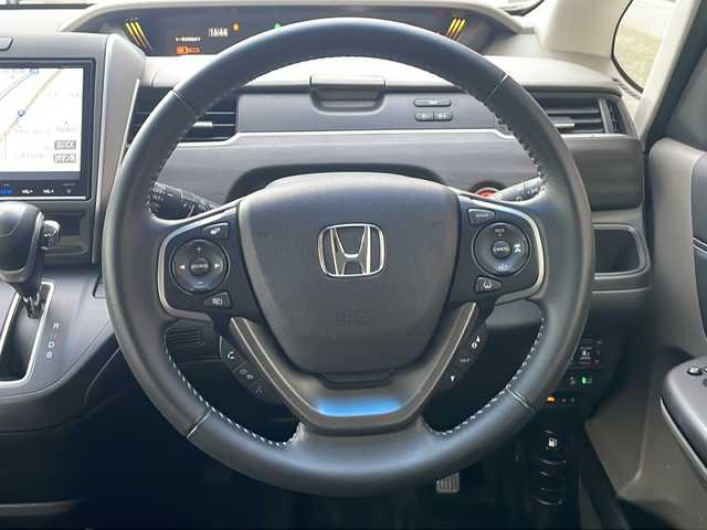 ホンダ フリード G ホンダセンシング 広島県 2017(平29)年 4.9万km ホワイトオーキッドパール 禁煙車/ホンダセンシング/・衝突軽減ブレーキ〈CMBS〉/・誤発進抑制機能/・ACC〈アダプティブ・クルーズ・コントロール〉/・LKAS〈車線維持支援システム〉/・歩行者事故低減ステアリング/・路外逸脱抑制機能/・先行車発進お知らせ機能/・標識認識機能/Sパッケージ/・本革巻ステアリングホイール/・コンビシート&専用インテリア/・15インチアルミホイール/・シートバックアッパーポケット/・LEDヘッドライト＋LEDアクティブコーナリングライト/Cパッケージ/・プラズマクラスター技術搭載エアコン/・ロールサンシェイド/・IRカット〈遮熱〉/UVカット機能付フロントウインドウガラス+IRカット〈遮熱〉/スーパーUVカットフロントドアガラス/・コンフォートビューパッケージ（親水/ヒーテッドドアミラー＋熱線入りフロントウインドウ＋フロントドア撥水ガラス）/純正ナビ（VXM-175VFi）/・フルセグ/CD/DVD/Bluetooth/SD/バックカメラ/フリップダウンモニター/純正ドアバイザー/ETC/スマートキー/プッシュスタート/スペアキー