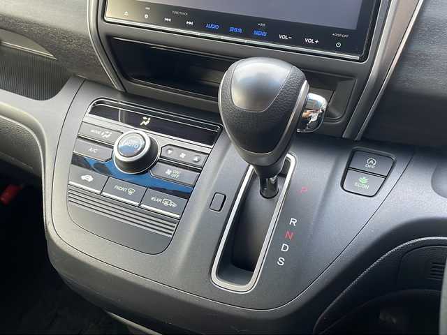 ホンダ フリード G ホンダセンシング 広島県 2017(平29)年 4.9万km ホワイトオーキッドパール 禁煙車/ホンダセンシング/・衝突軽減ブレーキ〈CMBS〉/・誤発進抑制機能/・ACC〈アダプティブ・クルーズ・コントロール〉/・LKAS〈車線維持支援システム〉/・歩行者事故低減ステアリング/・路外逸脱抑制機能/・先行車発進お知らせ機能/・標識認識機能/Sパッケージ/・本革巻ステアリングホイール/・コンビシート&専用インテリア/・15インチアルミホイール/・シートバックアッパーポケット/・LEDヘッドライト＋LEDアクティブコーナリングライト/Cパッケージ/・プラズマクラスター技術搭載エアコン/・ロールサンシェイド/・IRカット〈遮熱〉/UVカット機能付フロントウインドウガラス+IRカット〈遮熱〉/スーパーUVカットフロントドアガラス/・コンフォートビューパッケージ（親水/ヒーテッドドアミラー＋熱線入りフロントウインドウ＋フロントドア撥水ガラス）/純正ナビ（VXM-175VFi）/・フルセグ/CD/DVD/Bluetooth/SD/バックカメラ/フリップダウンモニター/純正ドアバイザー/ETC/スマートキー/プッシュスタート/スペアキー