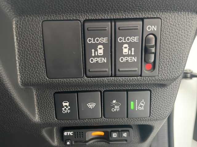 ホンダ フリード G ホンダセンシング 広島県 2017(平29)年 4.9万km ホワイトオーキッドパール 禁煙車/ホンダセンシング/・衝突軽減ブレーキ〈CMBS〉/・誤発進抑制機能/・ACC〈アダプティブ・クルーズ・コントロール〉/・LKAS〈車線維持支援システム〉/・歩行者事故低減ステアリング/・路外逸脱抑制機能/・先行車発進お知らせ機能/・標識認識機能/Sパッケージ/・本革巻ステアリングホイール/・コンビシート&専用インテリア/・15インチアルミホイール/・シートバックアッパーポケット/・LEDヘッドライト＋LEDアクティブコーナリングライト/Cパッケージ/・プラズマクラスター技術搭載エアコン/・ロールサンシェイド/・IRカット〈遮熱〉/UVカット機能付フロントウインドウガラス+IRカット〈遮熱〉/スーパーUVカットフロントドアガラス/・コンフォートビューパッケージ（親水/ヒーテッドドアミラー＋熱線入りフロントウインドウ＋フロントドア撥水ガラス）/純正ナビ（VXM-175VFi）/・フルセグ/CD/DVD/Bluetooth/SD/バックカメラ/フリップダウンモニター/純正ドアバイザー/ETC/スマートキー/プッシュスタート/スペアキー