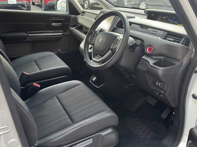 ホンダ フリード G ホンダセンシング 広島県 2017(平29)年 4.9万km ホワイトオーキッドパール 禁煙車/ホンダセンシング/・衝突軽減ブレーキ〈CMBS〉/・誤発進抑制機能/・ACC〈アダプティブ・クルーズ・コントロール〉/・LKAS〈車線維持支援システム〉/・歩行者事故低減ステアリング/・路外逸脱抑制機能/・先行車発進お知らせ機能/・標識認識機能/Sパッケージ/・本革巻ステアリングホイール/・コンビシート&専用インテリア/・15インチアルミホイール/・シートバックアッパーポケット/・LEDヘッドライト＋LEDアクティブコーナリングライト/Cパッケージ/・プラズマクラスター技術搭載エアコン/・ロールサンシェイド/・IRカット〈遮熱〉/UVカット機能付フロントウインドウガラス+IRカット〈遮熱〉/スーパーUVカットフロントドアガラス/・コンフォートビューパッケージ（親水/ヒーテッドドアミラー＋熱線入りフロントウインドウ＋フロントドア撥水ガラス）/純正ナビ（VXM-175VFi）/・フルセグ/CD/DVD/Bluetooth/SD/バックカメラ/フリップダウンモニター/純正ドアバイザー/ETC/スマートキー/プッシュスタート/スペアキー