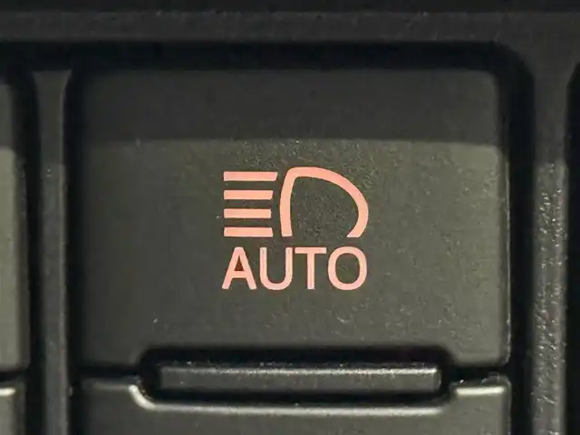 トヨタ ノア X 千葉県 2021(令3)年 0.7万km シルバーM 純正7インチSDナビ（NSCN-W68）/クルーズコントロール/ワンセグ/バックカメラ/片側パワスラ/レーンキープアシスト/衝突軽減ブレーキ/オートハイビーム/ETC/リモコンキー/スペアキー/LEDライト