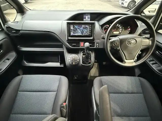 トヨタ ノア X 千葉県 2021(令3)年 0.7万km シルバーM 純正7インチSDナビ（NSCN-W68）/クルーズコントロール/ワンセグ/バックカメラ/片側パワスラ/レーンキープアシスト/衝突軽減ブレーキ/オートハイビーム/ETC/リモコンキー/スペアキー/LEDライト