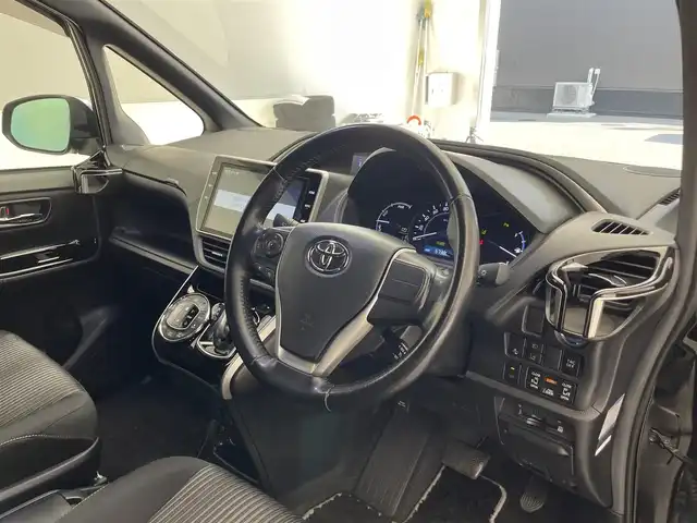 トヨタ ヴォクシー ハイブリッド ZS 煌Ⅱ 滋賀県 2020(令2)年 5.8万km ブラック 純正10インチナビ/【Bluetooth/CD/DVD/フルセグTV】/バックカメラ/両側パワースライドドア/クルーズコントロール/クリアランスソナー/レーンディパーチャーアラート/プリクラッシュセーフティ/LEDヘッドライト/オートマチックハイビーム/D/Nシートヒーター/ビルトインETC2.0/後席ロールサンシェード/純正フロアマット/ドアバイザー/プッシュスタート/スマートキー/ステアリングリモコン