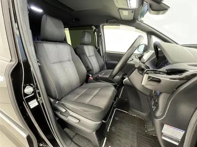 トヨタ ヴォクシー ハイブリッド ZS 煌Ⅱ 滋賀県 2020(令2)年 5.8万km ブラック 純正10インチナビ/【Bluetooth/CD/DVD/フルセグTV】/バックカメラ/両側パワースライドドア/クルーズコントロール/クリアランスソナー/レーンディパーチャーアラート/プリクラッシュセーフティ/LEDヘッドライト/オートマチックハイビーム/D/Nシートヒーター/ビルトインETC2.0/後席ロールサンシェード/純正フロアマット/ドアバイザー/プッシュスタート/スマートキー/ステアリングリモコン