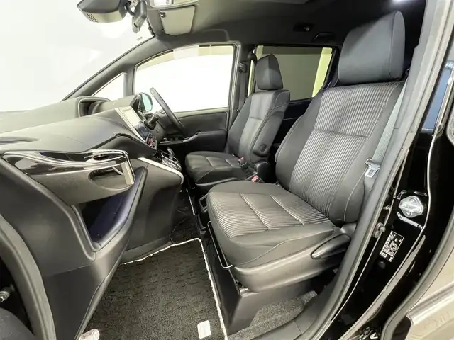 トヨタ ヴォクシー ハイブリッド ZS 煌Ⅱ 滋賀県 2020(令2)年 5.8万km ブラック 純正10インチナビ/【Bluetooth/CD/DVD/フルセグTV】/バックカメラ/両側パワースライドドア/クルーズコントロール/クリアランスソナー/レーンディパーチャーアラート/プリクラッシュセーフティ/LEDヘッドライト/オートマチックハイビーム/D/Nシートヒーター/ビルトインETC2.0/後席ロールサンシェード/純正フロアマット/ドアバイザー/プッシュスタート/スマートキー/ステアリングリモコン