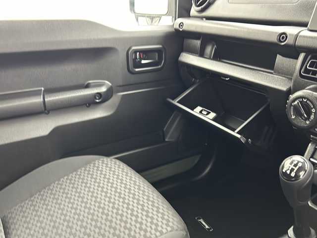 スズキ ジムニー XG 宮城県 2023(令5)年 0.1千km ジャングルグリーン /届け出済未使用車//純正ナビ//衝突軽減システム//レーンアシスト//ダウンヒルアシストコントロール//アイドリングストップ//横滑り防止//ヘッドライトレベライザー//リモコンキー//背面タイヤ//サイドバイザー//禁煙車