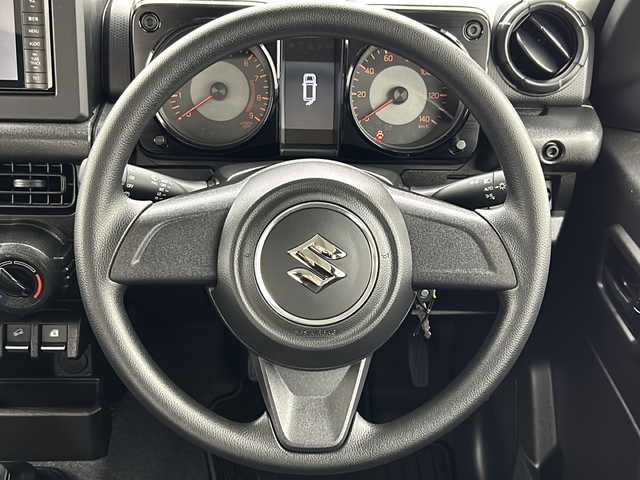 スズキ ジムニー XG 宮城県 2023(令5)年 0.1千km ジャングルグリーン /届け出済未使用車//純正ナビ//衝突軽減システム//レーンアシスト//ダウンヒルアシストコントロール//アイドリングストップ//横滑り防止//ヘッドライトレベライザー//リモコンキー//背面タイヤ//サイドバイザー//禁煙車