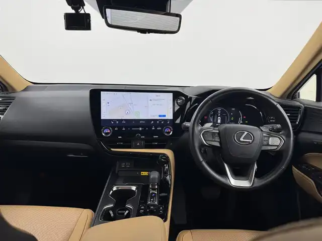 レクサス ＮＸ 450h+ バージョンL 愛知県 2023(令5)年 4.2万km グラファイトブラックガラスフレーク １４インチディスプレイオーディオ　/（フルセグ／Bluetooth）　/ムーンルーフ/純正エアロ　/レザーシート（ヘーゼル）　/レーダークルーズコントロール　/パノラミックビューモニター　/パドルシフト　/プリクラッシュセーフティ/ブラインドスポットモニター/レーンキープアシスト/電動リアゲート　/前席パワーシート　/運転席メモリーシート/全席シートヒーター/前席エアーシート/ハンドルヒーター/デジタルインナーミラー/ヘッドアップディスプレイ/ケータイ置くだけ充電/ETC2.0/ドライブレコーダー/純正AW