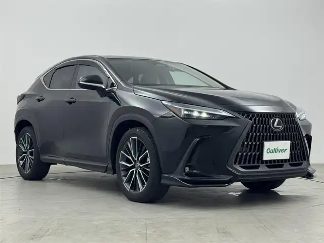 レクサス ＮＸ 450h+ バージョンL 愛知県 2023(令5)年 4.2万km グラファイトブラックガラスフレーク １４インチディスプレイオーディオ　/（フルセグ／Bluetooth）　/ムーンルーフ/純正エアロ　/レザーシート（ヘーゼル）　/レーダークルーズコントロール　/パノラミックビューモニター　/パドルシフト　/プリクラッシュセーフティ/ブラインドスポットモニター/レーンキープアシスト/電動リアゲート　/前席パワーシート　/運転席メモリーシート/全席シートヒーター/前席エアーシート/ハンドルヒーター/デジタルインナーミラー/ヘッドアップディスプレイ/ケータイ置くだけ充電/ETC2.0/ドライブレコーダー/純正AW