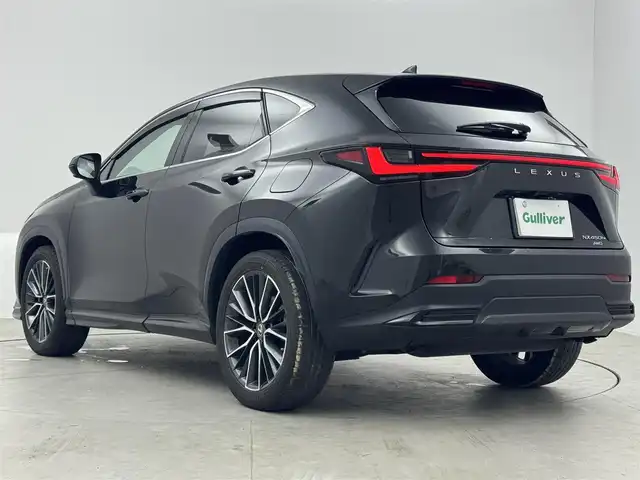 レクサス ＮＸ 450h+ バージョンL 愛知県 2023(令5)年 4.2万km グラファイトブラックガラスフレーク １４インチディスプレイオーディオ　/（フルセグ／Bluetooth）　/ムーンルーフ/純正エアロ　/レザーシート（ヘーゼル）　/レーダークルーズコントロール　/パノラミックビューモニター　/パドルシフト　/プリクラッシュセーフティ/ブラインドスポットモニター/レーンキープアシスト/電動リアゲート　/前席パワーシート　/運転席メモリーシート/全席シートヒーター/前席エアーシート/ハンドルヒーター/デジタルインナーミラー/ヘッドアップディスプレイ/ケータイ置くだけ充電/ETC2.0/ドライブレコーダー/純正AW