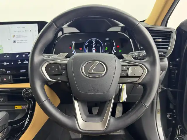 レクサス ＮＸ 450h+ バージョンL 愛知県 2023(令5)年 4.2万km グラファイトブラックガラスフレーク １４インチディスプレイオーディオ　/（フルセグ／Bluetooth）　/ムーンルーフ/純正エアロ　/レザーシート（ヘーゼル）　/レーダークルーズコントロール　/パノラミックビューモニター　/パドルシフト　/プリクラッシュセーフティ/ブラインドスポットモニター/レーンキープアシスト/電動リアゲート　/前席パワーシート　/運転席メモリーシート/全席シートヒーター/前席エアーシート/ハンドルヒーター/デジタルインナーミラー/ヘッドアップディスプレイ/ケータイ置くだけ充電/ETC2.0/ドライブレコーダー/純正AW