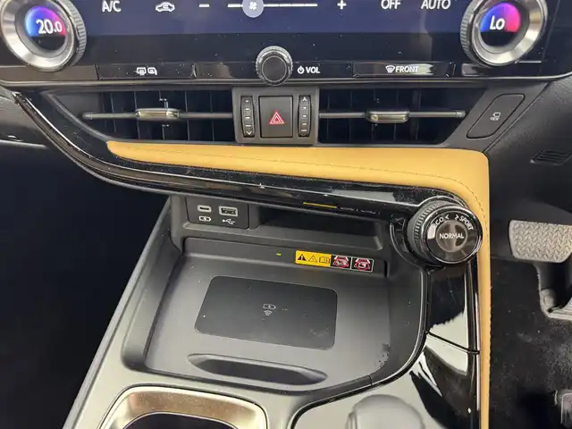 レクサス ＮＸ 450h+ バージョンL 愛知県 2023(令5)年 4.2万km グラファイトブラックガラスフレーク １４インチディスプレイオーディオ　/（フルセグ／Bluetooth）　/ムーンルーフ/純正エアロ　/レザーシート（ヘーゼル）　/レーダークルーズコントロール　/パノラミックビューモニター　/パドルシフト　/プリクラッシュセーフティ/ブラインドスポットモニター/レーンキープアシスト/電動リアゲート　/前席パワーシート　/運転席メモリーシート/全席シートヒーター/前席エアーシート/ハンドルヒーター/デジタルインナーミラー/ヘッドアップディスプレイ/ケータイ置くだけ充電/ETC2.0/ドライブレコーダー/純正AW