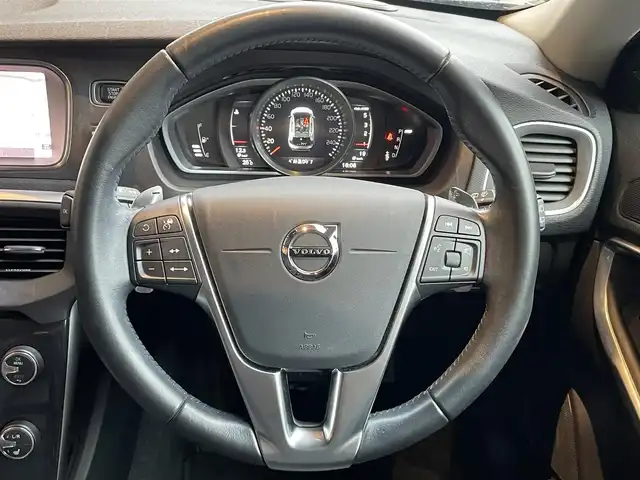 ボルボ Ｖ４０ D4 モメンタム 高知県 2018(平30)年 3.1万km アマゾンブルー 純正ナビ　/バックカメラ　/純正ドラレコ　/ＥＴＣ　/運転席パワーシート　/ＣＤ／ＤＶＤデッキ　/アダプディブクルーズコントロール　/リアコーナーセンサー　/純正１７インチアルミ　/黒シート　/フロアマット