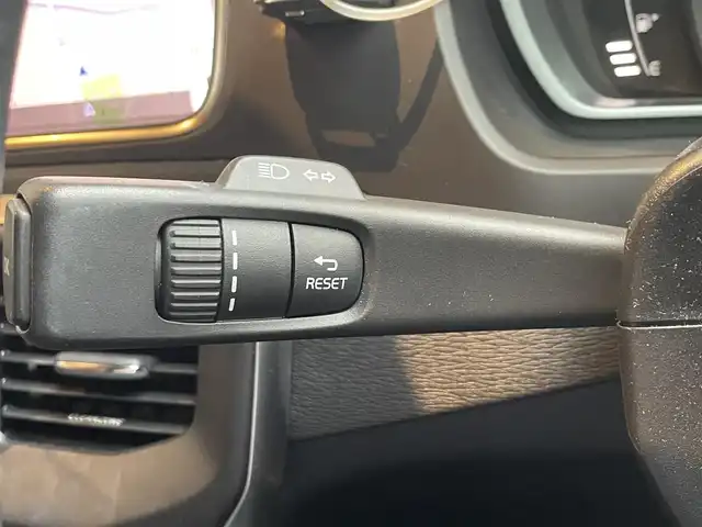 ボルボ Ｖ４０ D4 モメンタム 高知県 2018(平30)年 3.1万km アマゾンブルー 純正ナビ　/バックカメラ　/純正ドラレコ　/ＥＴＣ　/運転席パワーシート　/ＣＤ／ＤＶＤデッキ　/アダプディブクルーズコントロール　/リアコーナーセンサー　/純正１７インチアルミ　/黒シート　/フロアマット
