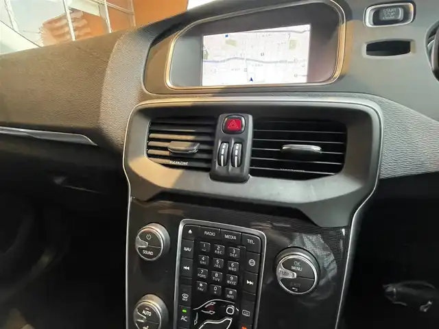 ボルボ Ｖ４０ D4 モメンタム 高知県 2018(平30)年 3.1万km アマゾンブルー 純正ナビ　/バックカメラ　/純正ドラレコ　/ＥＴＣ　/運転席パワーシート　/ＣＤ／ＤＶＤデッキ　/アダプディブクルーズコントロール　/リアコーナーセンサー　/純正１７インチアルミ　/黒シート　/フロアマット