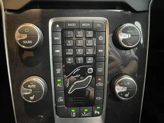 ボルボ Ｖ４０ D4 モメンタム 高知県 2018(平30)年 3.1万km アマゾンブルー 純正ナビ　/バックカメラ　/純正ドラレコ　/ＥＴＣ　/運転席パワーシート　/ＣＤ／ＤＶＤデッキ　/アダプディブクルーズコントロール　/リアコーナーセンサー　/純正１７インチアルミ　/黒シート　/フロアマット