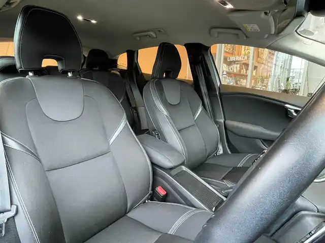 ボルボ Ｖ４０ D4 モメンタム 高知県 2018(平30)年 3.1万km アマゾンブルー 純正ナビ　/バックカメラ　/純正ドラレコ　/ＥＴＣ　/運転席パワーシート　/ＣＤ／ＤＶＤデッキ　/アダプディブクルーズコントロール　/リアコーナーセンサー　/純正１７インチアルミ　/黒シート　/フロアマット