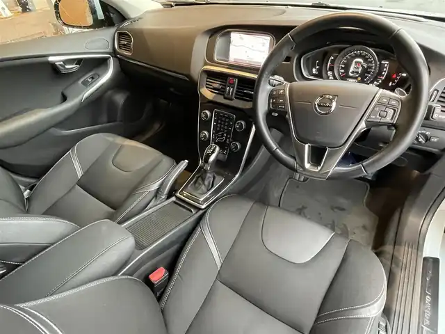 ボルボ Ｖ４０ D4 モメンタム 高知県 2018(平30)年 3.1万km アマゾンブルー 純正ナビ　/バックカメラ　/純正ドラレコ　/ＥＴＣ　/運転席パワーシート　/ＣＤ／ＤＶＤデッキ　/アダプディブクルーズコントロール　/リアコーナーセンサー　/純正１７インチアルミ　/黒シート　/フロアマット