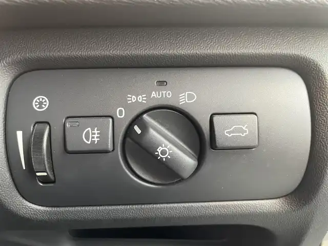 ボルボ Ｖ４０ D4 モメンタム 高知県 2018(平30)年 3.1万km アマゾンブルー 純正ナビ　/バックカメラ　/純正ドラレコ　/ＥＴＣ　/運転席パワーシート　/ＣＤ／ＤＶＤデッキ　/アダプディブクルーズコントロール　/リアコーナーセンサー　/純正１７インチアルミ　/黒シート　/フロアマット