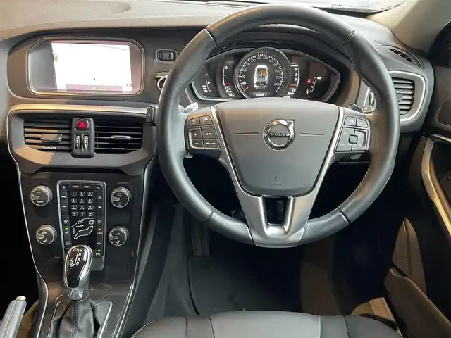 ボルボ Ｖ４０ D4 モメンタム 高知県 2018(平30)年 3.1万km アマゾンブルー 純正ナビ　/バックカメラ　/純正ドラレコ　/ＥＴＣ　/運転席パワーシート　/ＣＤ／ＤＶＤデッキ　/アダプディブクルーズコントロール　/リアコーナーセンサー　/純正１７インチアルミ　/黒シート　/フロアマット