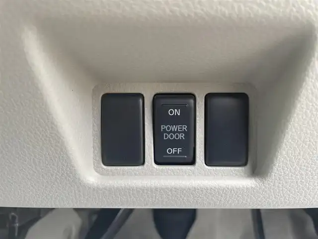 日産 セレナ 20G アドバンスドセーフティ 岩手県 2014(平26)年 9.7万km ブリリアントシルバー (株)IDOMが運営する【じしゃロン盛岡店】の自社ローン専用車両になりますこちらは現金またはオートローンご利用時の価格です。自社ローンご希望の方は別途その旨お申付け下さい/純正メモリナビ/AM/FM/CD/DVD/SD/AUX/BT/フルセグTV/全周囲バックカメラ/ETC/エマージェンシーB/レーンキープアシスト/前後コーナーセンサー/両側PWスライドドア/クルーズコントロール/プッシュスタート/スマートキー/スペアキーあり/純正フロアマット/ドアバイザー/レザーシート（ベージュ）